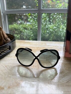 Women’s Oversized Black Tom Ford Sunglasses with Case